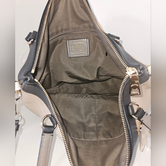 Like New!Coach beige/Black Pebbled Leather Tote Bag - Picture 11 of 12